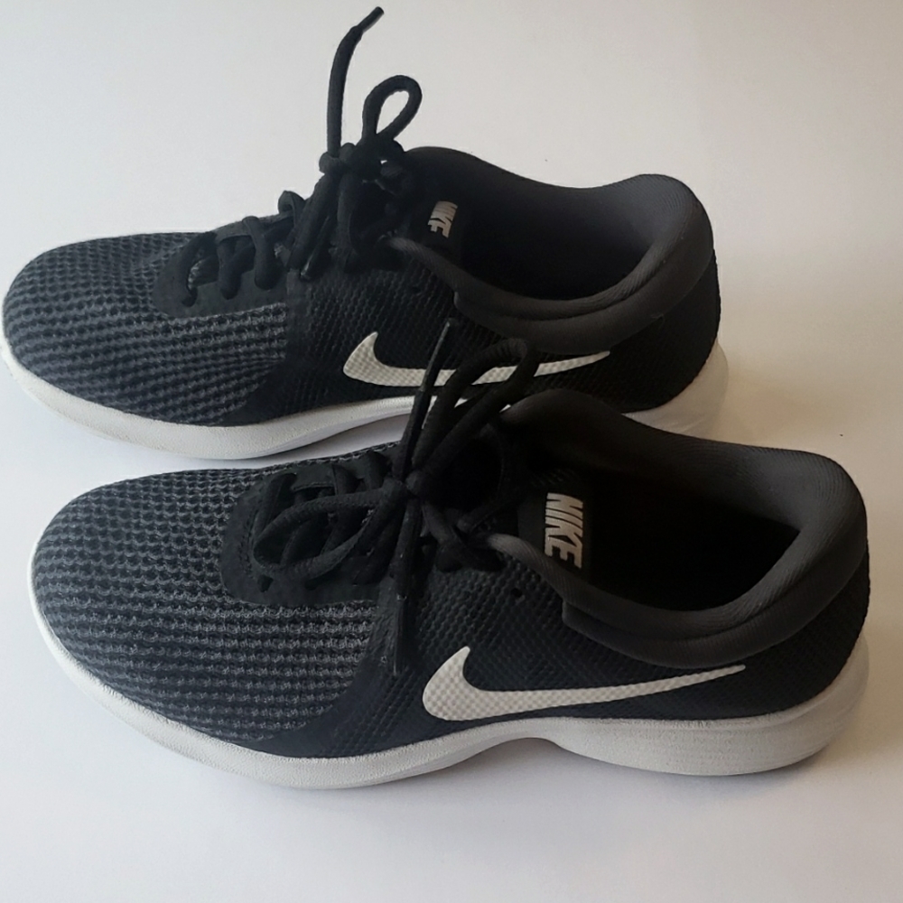 NWOT Nike Sneakers Women's  6.5 Girl's 5.5W